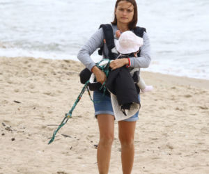 Anna Starmach z dzieckiem na plaży