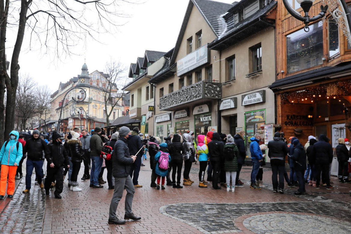 Tłumy przed otwartą restauracją w Zakopanem
