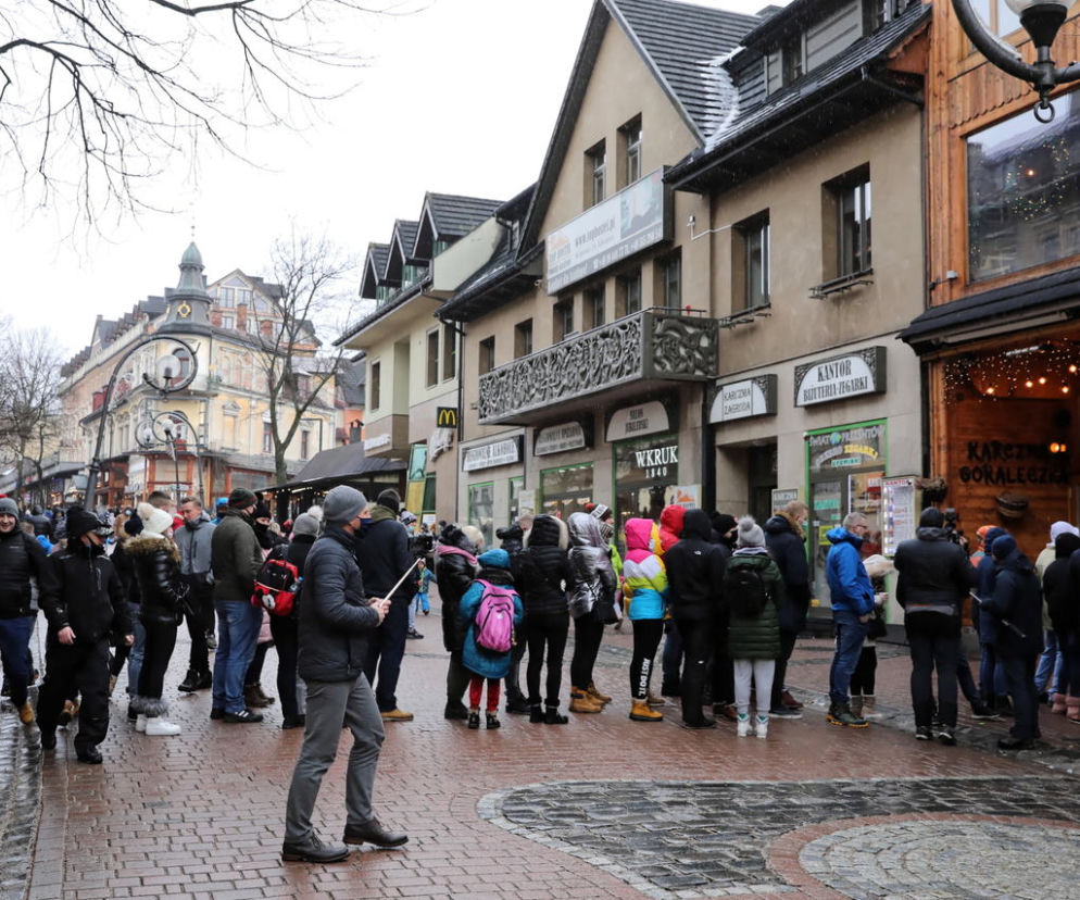 Tłumy przed otwartą restauracją w Zakopanem