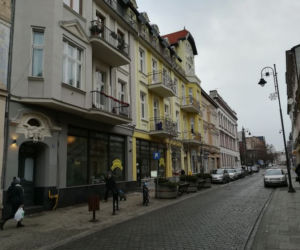 Ulica Dworcowa z kolejnymi odrestaurowanymi kamienicami 
