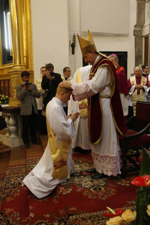 Nie tylko siostry dominikanki! W bocheńskim DPS pomaga też ksiądz z Kazachstanu. Kim jest?