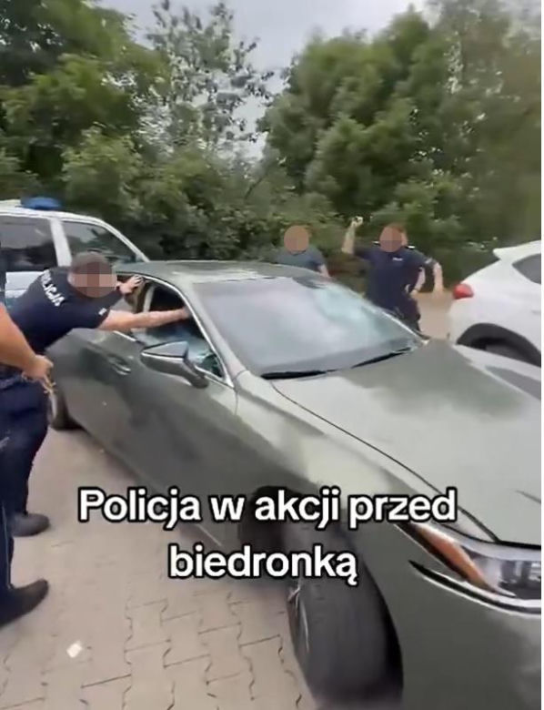 Strzelanina pod "Biedronką" w Bolkowie. Wyciekło szokujące nagranie z interwencji. Policjant ranny