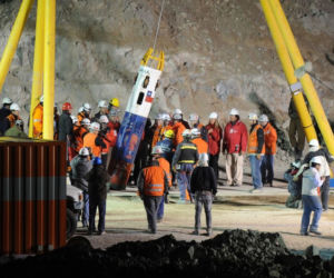 Chile: Górnicy z kopalni San Jose wydobywani na powierzchnię 