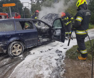 Kraków. Na ulicy Mirowskiej zapalił się samochód osobowy. Kierowca zdążył się ewakuować [ZDJĘCIA]
