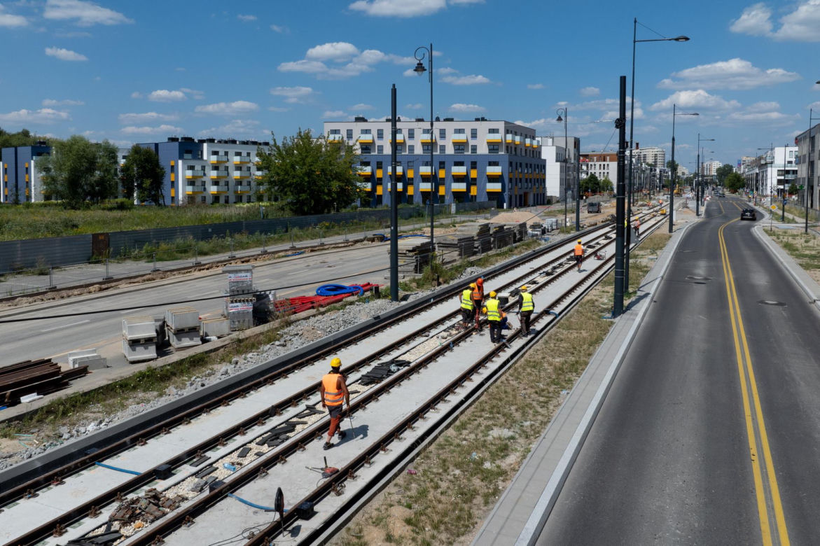Niedziela i 30-stopniowy upał. Robotnicy w pocie czoła pracują na budowie tramwaju do Wilanowa 