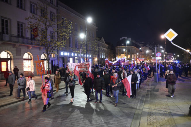 Rocznica katastrofy smoleńskiej. Tłumy ruszyły w Marszu Pamięci