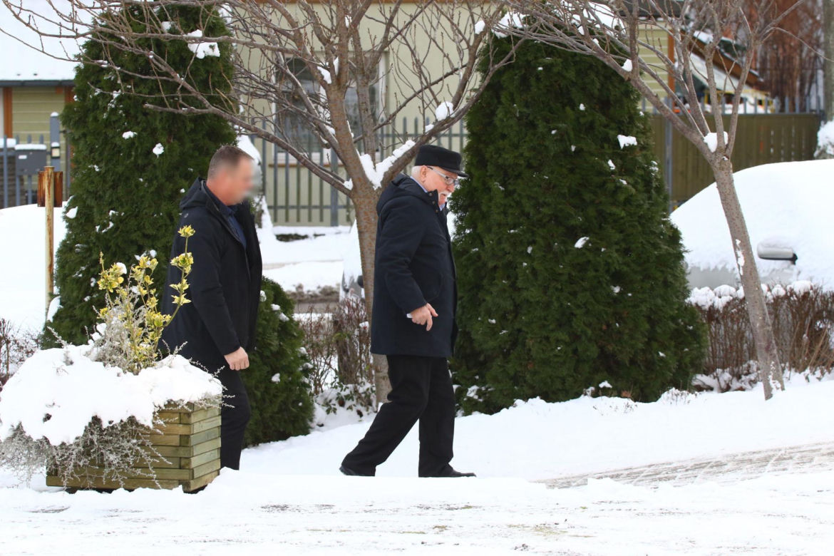 Lech Wałęsa ślizga się na chodniku w drodze do kościoła