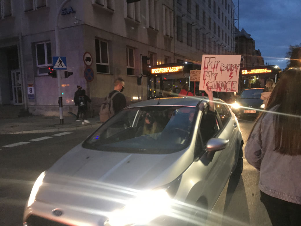 Protest kobiet w Katowicach! Karetka na sygnale jechała wprost na uczestników