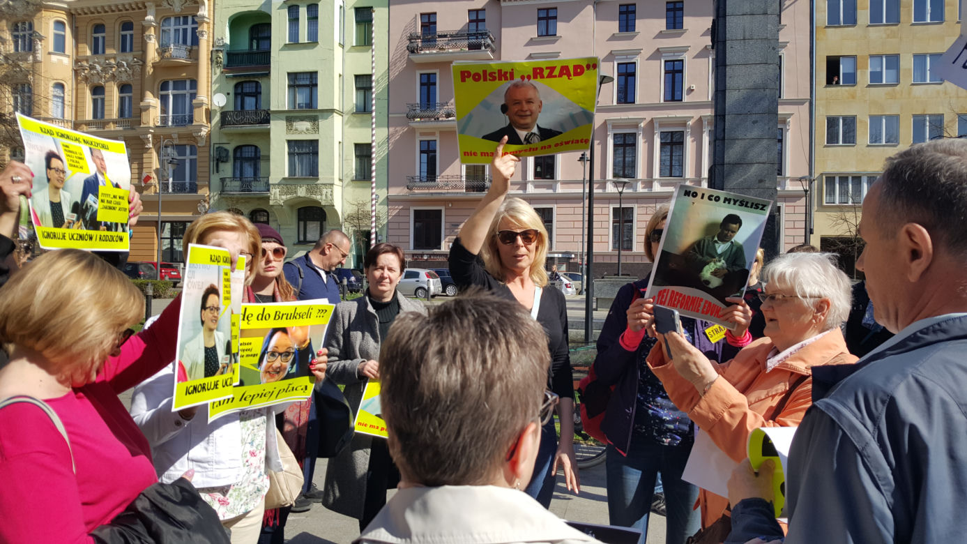Strajkujący nauczyciele spotkali się na placu Wolności w Bydgoszczy. - Nie poddamy się! [ZDJĘCIA]