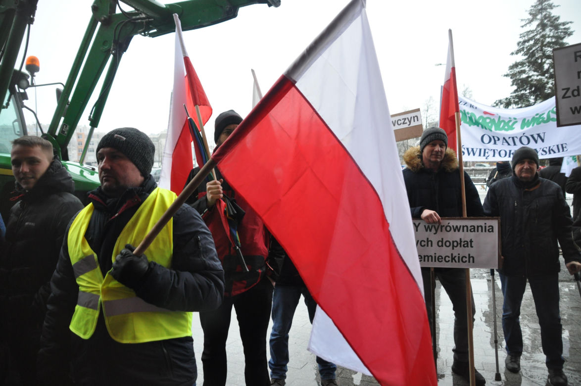 Protest rolników przed Urzędem Wojewódzkim w Kielcach