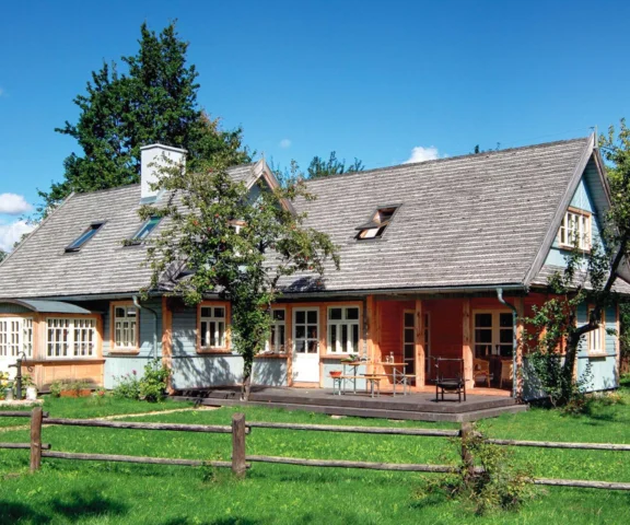 Niebieski drewniany dom na Podlasiu inspirowany tradycją