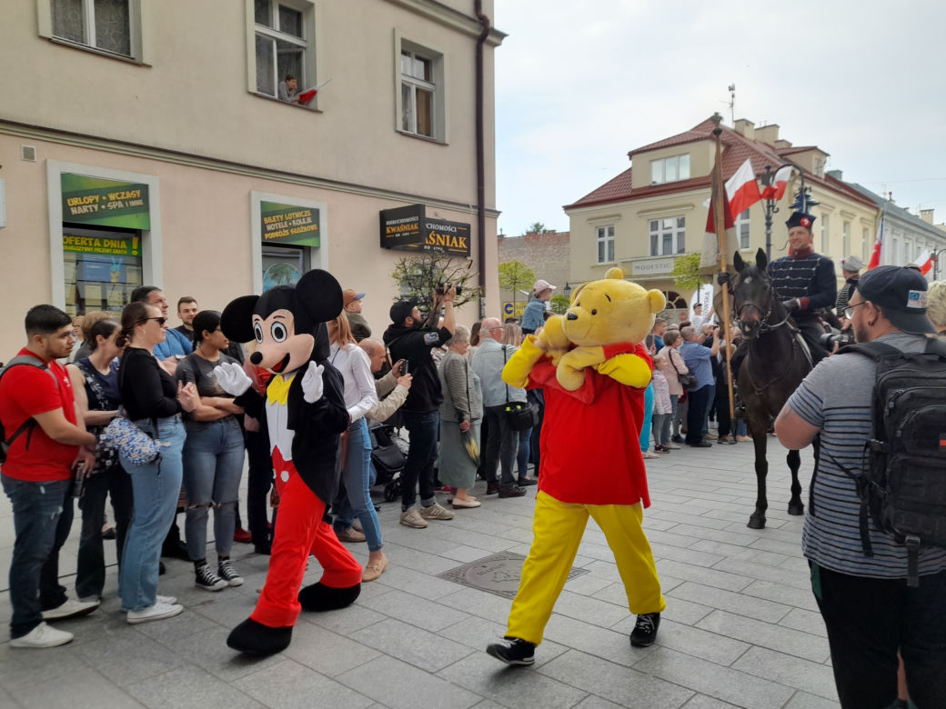 Elivis Presley w swoim cadillacu otworzył Święto Paniagi w Rzeszowie.  Wielki pochód w amerykańskim stylu!