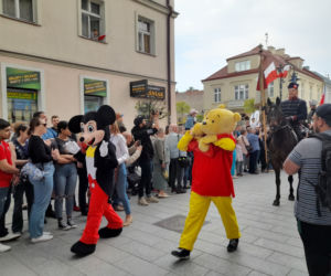 Elivis Presley w swoim cadillacu otworzył Święto Paniagi w Rzeszowie.  Wielki pochód w amerykańskim stylu!