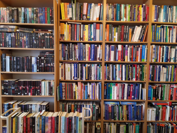 Samotność może zwiększać ryzyko demencji. Prosty sposób na ochronę pamięci czeka w bibliotece