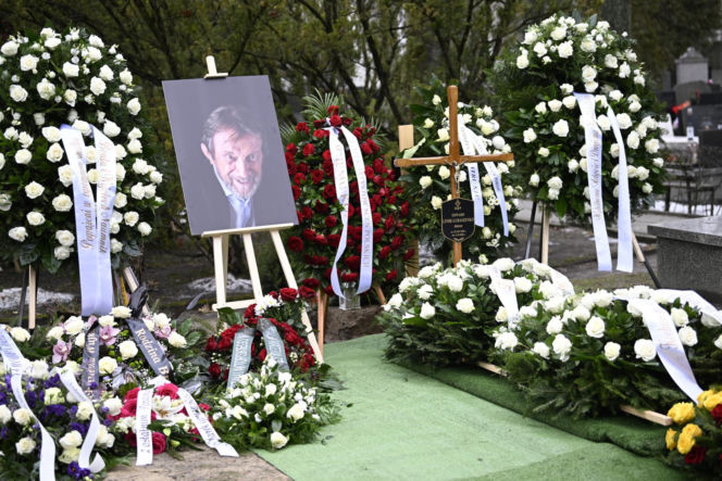 Wieńce na pogrzebie Edwarda Linde-Lubaszenki. Żałobnicy pożegnali artystę pięknymi kwiatami