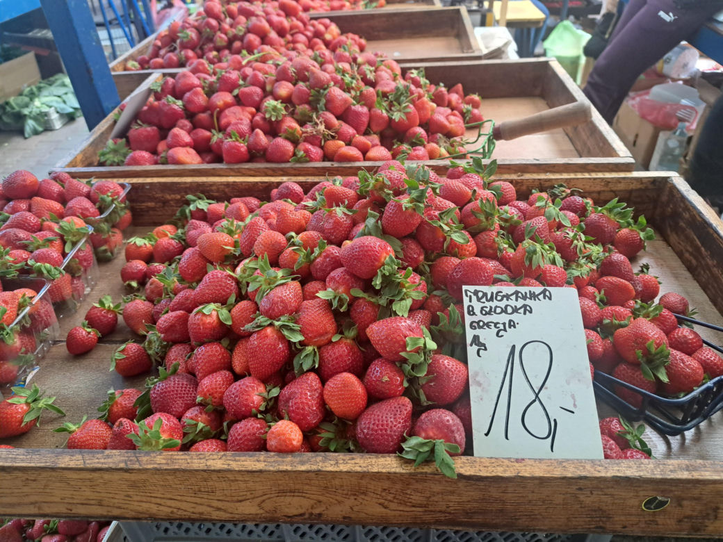 Ceny truskawek na Starym Kleparzu w Krakowie