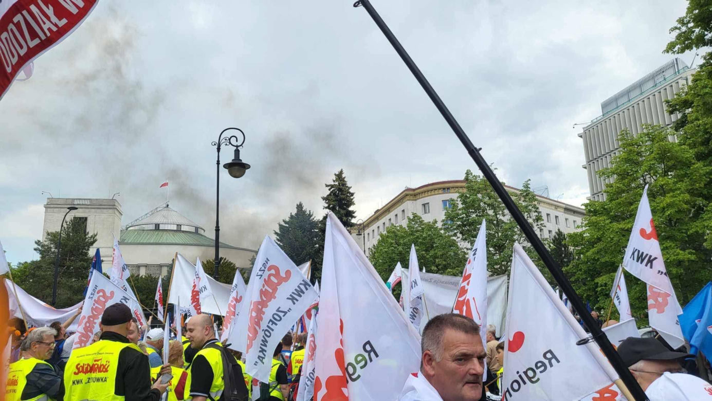 Protest hutników w Warszawie. Idą od Sejmu do Kancelarii Premiera