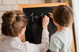 Uczeń podstawówki obliczy w 15 sekund, a ty? Wiesz, ile to jest 36-12:4+7-27:9=?