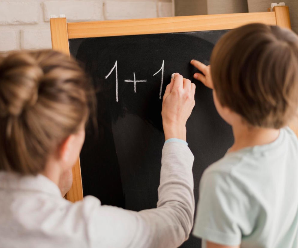 Uczeń podstawówki obliczy w 15 sekund, a ty? Wiesz, ile to jest 36-12:4+7-27:9=?