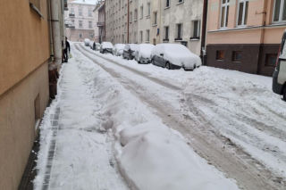 Zasypane drogi osiedlowe. Kto odpowiada za odśnieżanie? 