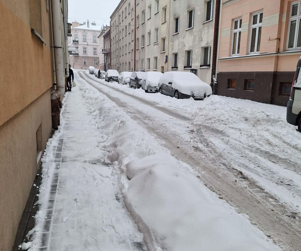 Zasypane drogi osiedlowe. Kto odpowiada za odśnieżanie? 