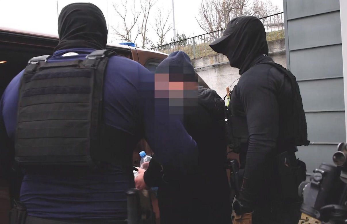 „Belmondziak” w rękach policji. Przez dwa lata ukrywał się za granicą. Zatrzymali go Łowcy Cieni