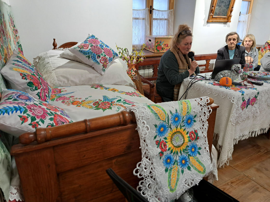 Janina Kruk - malarka z Zalipia w Muzeum Etnograficznym w Tarnowie