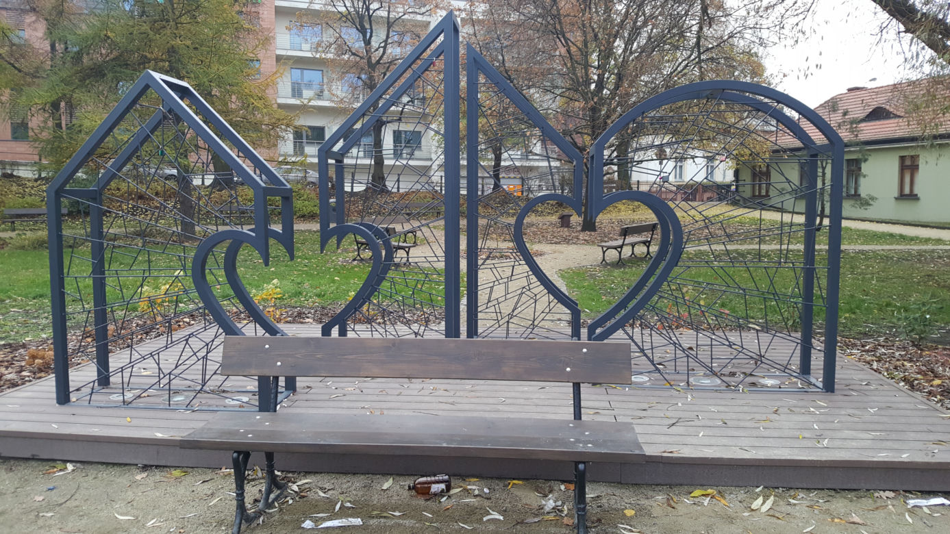 Kłódki miłości na nowej instalacji w centrum Bydgoszczy
