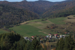 To jedna z najpiękniejszych wsi w województwie małopolskim. Kiedyś była częścią popularnego uzdrowiska