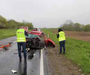 Tragiczne skutki wypadku w Mrozowie! Nie żyje młody kierowca