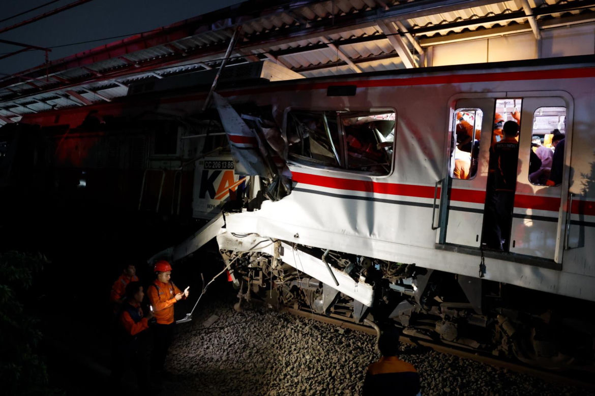 Tragiczne zderzenie pociągów. Ludzie uwięzieni w zmiażdżonych wagonach