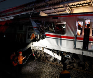 Tragiczne zderzenie pociągów. Ludzie uwięzieni w zmiażdżonych wagonach