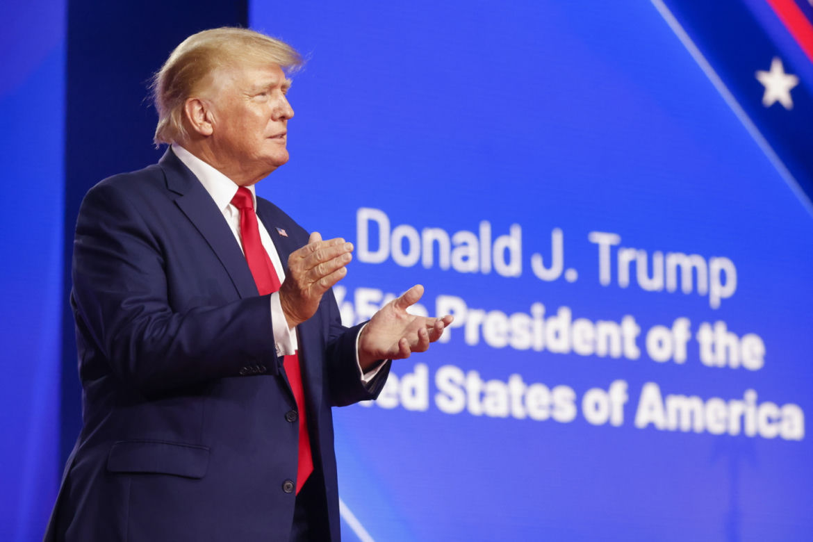 Agenci FBI w posiadłości Donalda Trumpa. Szukali tajnych dokumentów