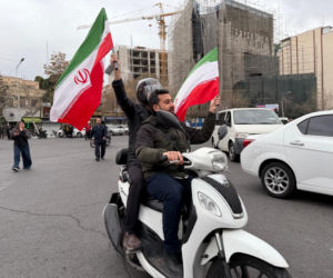 Grupa mężczyzn protestuje w Teheranie przeciwko amerykańsko-izraelskiej inwazji na Iran