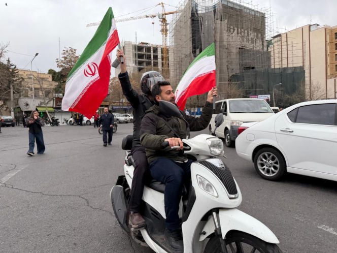 Grupa mężczyzn protestuje w Teheranie przeciwko amerykańsko-izraelskiej inwazji na Iran