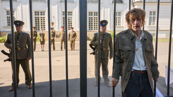 Wojna zastępcza, odc. 1. Artur (Mateusz Więcławek)