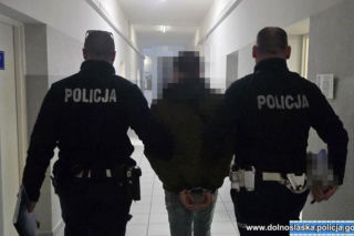 Wtargnął przez okno do mieszkania byłej partnerki. W środku dokonał krwawej rzezi