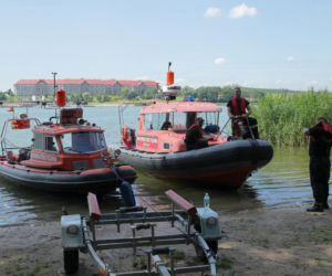 Mikołajki. Śmigłowiec spadł do jeziora Tałty! Leciały nim trzy osoby [FOTO]