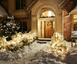 Świąteczne oświetlenie domu na zewnątrz. Na to zwróć uwagę przy zakupie dekoracji świetlnych