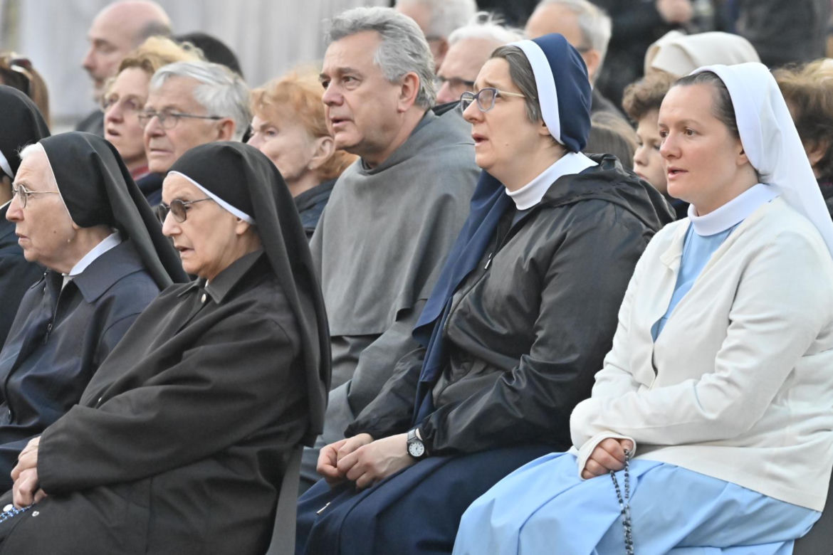Plac Świętego Piotra wypełniony wiernymi. Modlitwa za papieża Franciszka wzrusza do łez
