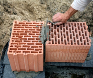 Łączenie pustaków ceramicznych na narożnikach