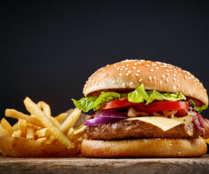 Kolejna sieć fast foodów robi rewolucję w menu. Ta grupa NA PEWNO będzie zadowolona