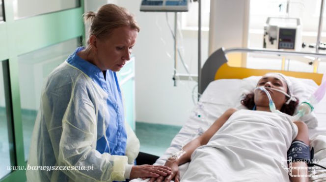Barwy szczęścia odc. 1250. Sara (Dominika Kimaty), Basia Grzelak (Sławomira Łozińska)