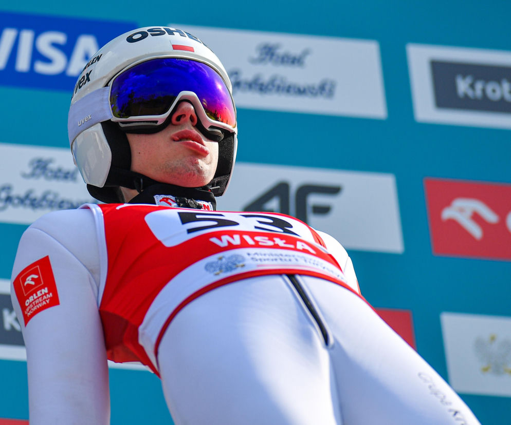 Skoczek narciarski Kamil Waszek w białym kombinezonie i kasku. O dramatach Polaków w Wiśle przeczytasz na SE Supersport.