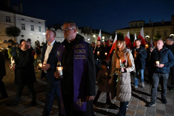 Marsz milczenia w Jarosławiu po ataku na księdza. Mieszkańcy w żałobie