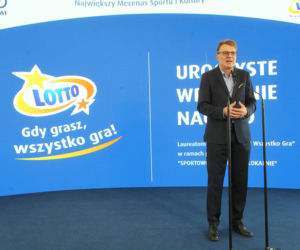 Ponad 7 mln zł dla lokalnych projektów. Na Służewcu wręczono czeki laureatom programu „Sportowo Kulturalnie Lokalnie”.