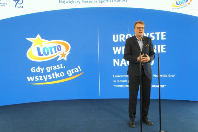 Ponad 7 mln zł dla lokalnych projektów. Na Służewcu wręczono czeki laureatom programu „Sportowo Kulturalnie Lokalnie”.