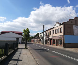 To miasto ma jeden z najpiękniejszych pałaców w Łódzkiem. Zachwyca też klasztorem