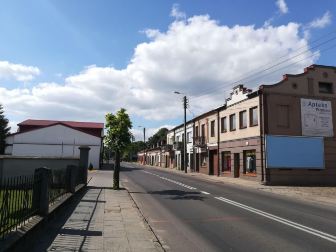 To miasto ma jeden z najpiękniejszych pałaców w Łódzkiem. Zachwyca też klasztorem
