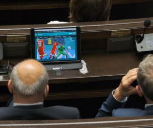 Posłowie oglądają mecz